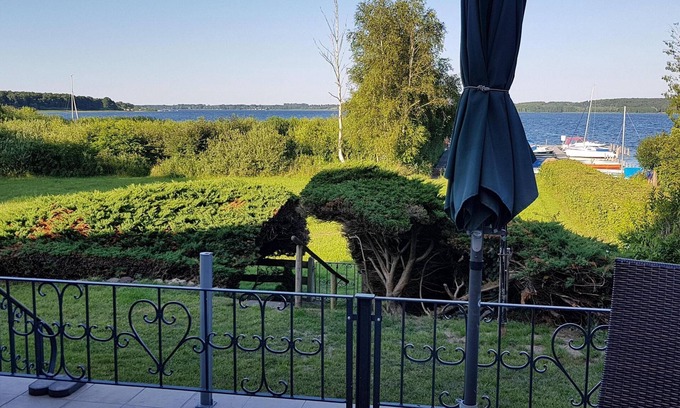 Quetzin Casa | Casa directamente en el lago Plauer con un barco opcional