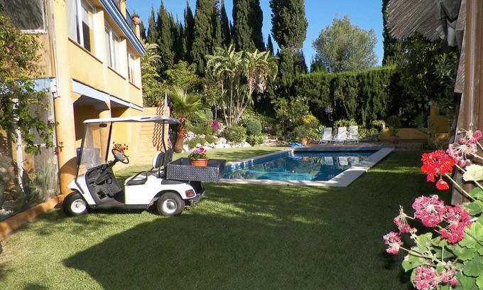 Urbanizacion el Rosario Casa | Casa dividida en 2 Apartamentos suites piscina privada y1500m2 de jardín privado
