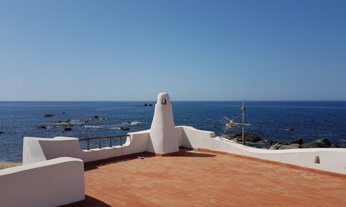 San Stefano Casa | Posición dominante de la casa en el mar con jardín