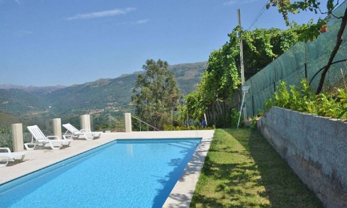 Gondoriz Chalet De Esquí | Casa para 8 personas con piscina privada cerca de Gerês