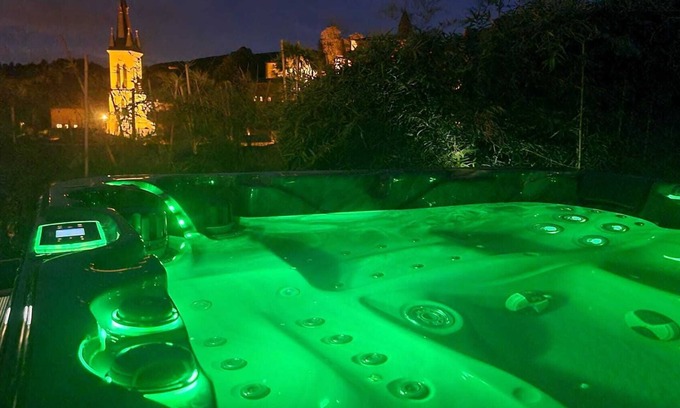 Jarnioux Casa | House with Spa and sauna in golden stones. Breathtaking view of the castle.