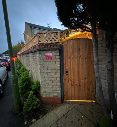 Leavesden Casa | House