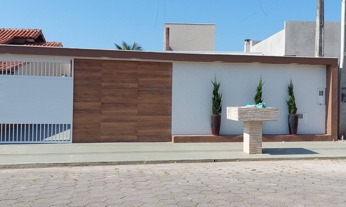 Caraguatatuba Casa | Casa con piscina en Caraguatatuba dentro de comunidad cerrada.