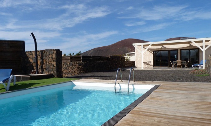 La Oliva Villa | Casa en Lajares, vistas a volcanes, piscina climatizada.