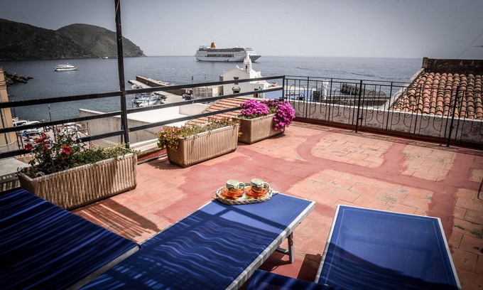 Lipari Historic Centre Casa | Casa en el centro de Lipari con vista al mar
