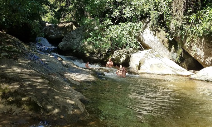 Lumiar Cabaña | House in Lumiar/up to 8 people. Fireplace/private waterfall/bed and bath linen.