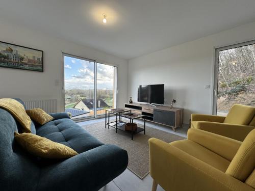 Montfort-le-Gesnois Casa | House in Montfort with Panoramic Terrace
