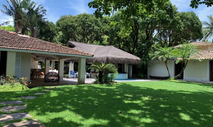 Armacao Casa | Casa en Praia da Armação, de pie sobre la arena en Ihabela.