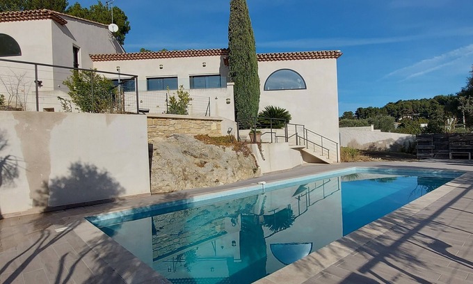 Saint-Chamas Casa | House in Provence, sleeps 8, with swimming pool and lovely view of pond.