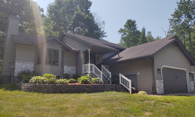 Hudson Casa | House in quiet country, near lakes, snowmobile trail access, close to state park