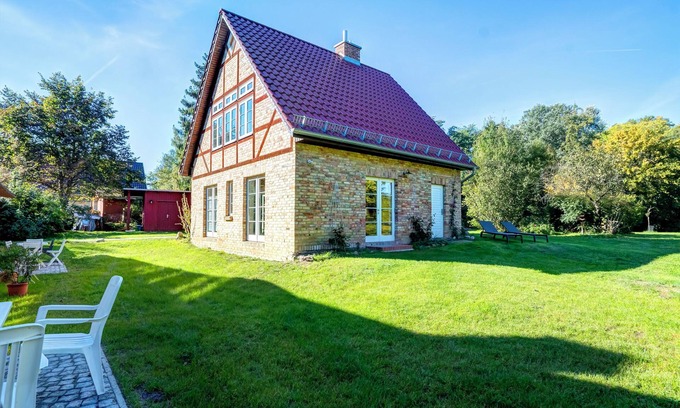 Lassan Casa | House in the middle of the garden by the swan pond