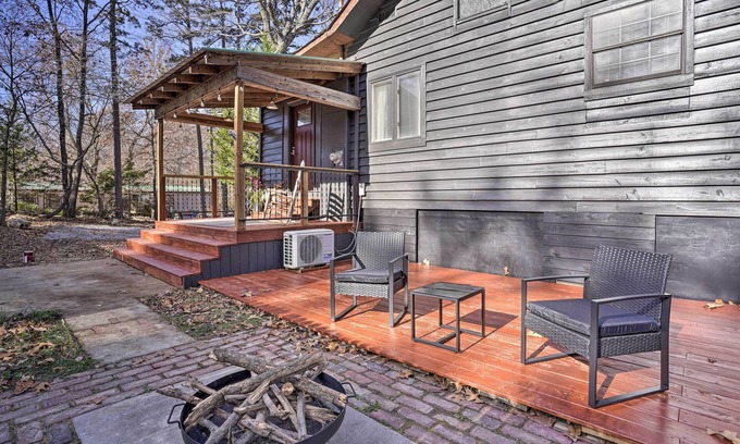Ooltewah Cabaña | 'house in the Woods' in Ooltewah w/ Fire Pit!