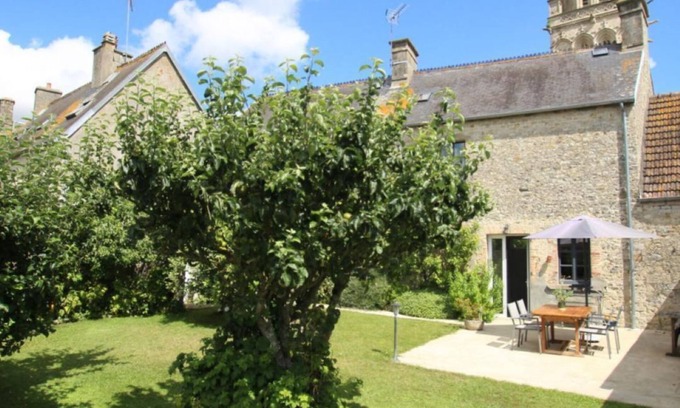 Sainte-Marie-du-Mont Casa | House located on the charming central square of the village of Sainte-Marie-du-Mont