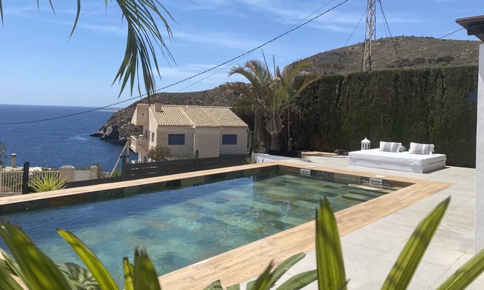 Gualchos Casa | Casa situado sobre acantilado en el mar mediterraneo.