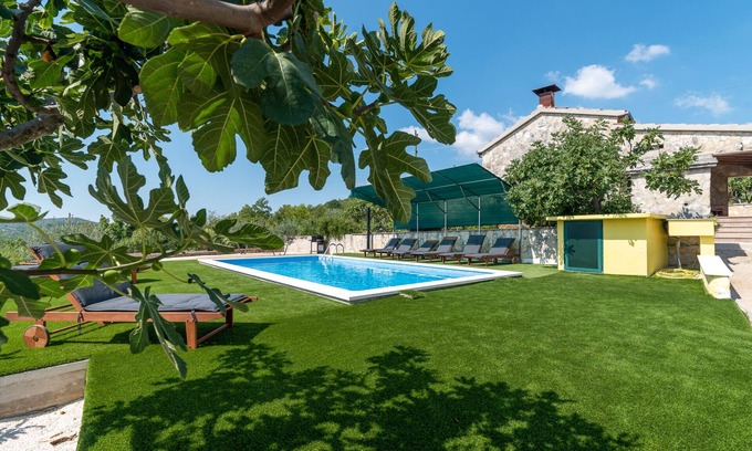 Marina Casa | House Mitlo with 5 bedrooms and private pool