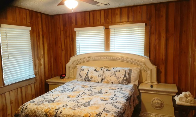 Union City Casa | House ~ Near Airport “ATL”. Weekly & Monthly Discounts! Free WiFi & Parking!