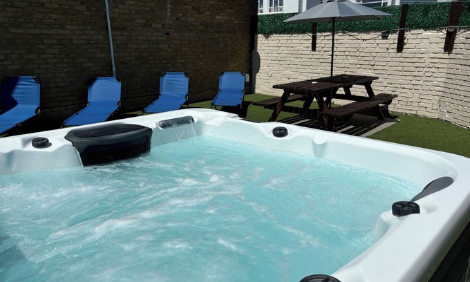 Shoreham-by-Sea Casa | House near the Beach with Hot tub, Sauna & Parking