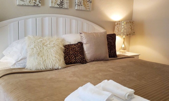 Benton Tract Casa | House of Favor-Home-Rural-Baño privado