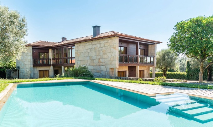 Santa Comba Cabaña | Casa de campo de lujo. Piscina y jardines para su comodidad y ocio