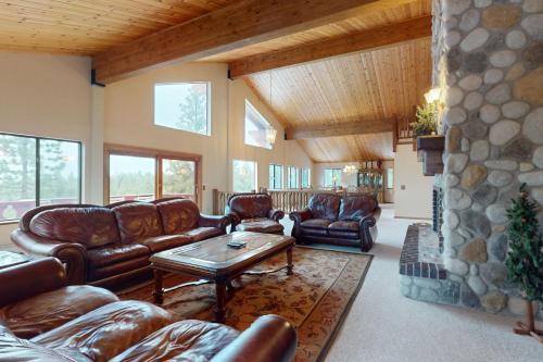 Montgomery Estates Casa | House on Cold Creek