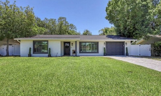Arlington Park Casa | House on Hibiscus - New, Close to Beach and Everything Else. Pet Friendly!