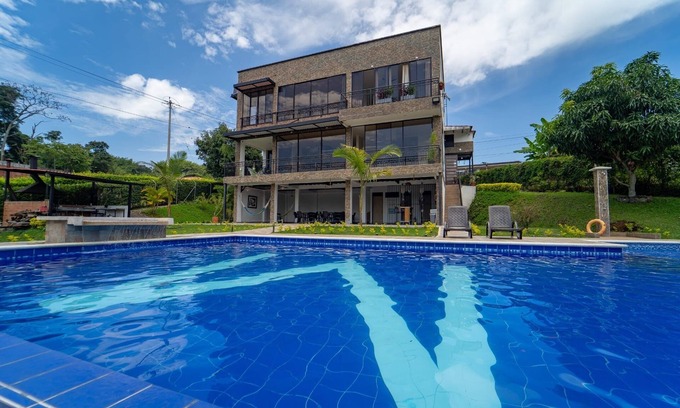 Pereira Villa | Casa finca o villa en Pereira vía Marsella cerca del aeropuerto Matecaña