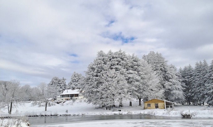 Pradelles-Cabardes Casa | House overlooking private lake in mid-mountain setting. Peace and quiet in the heart of nature!