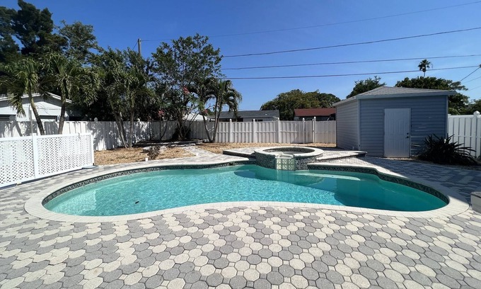 St. Petersburg - Clearwater Casa | House ~ Private pool! Pet friendly - Large backyard ~ 5 min from Gandy beach!