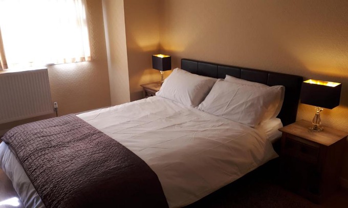 Rowton Casa | House - Sleeps 7 Pet Friendly & Free Parking
