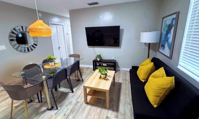 Buena Vista Casa | Beautiful & Relax Family House 2/1- Free Parking