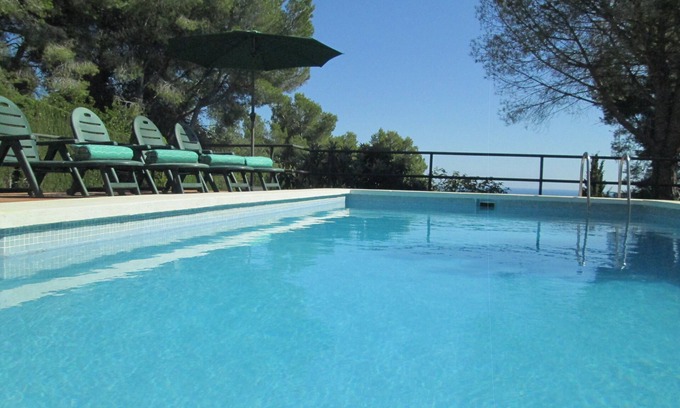 Cunit Villa | Ideal familias. 5 habitaciones. Espectaculares vistas, gran jardín y piscina.