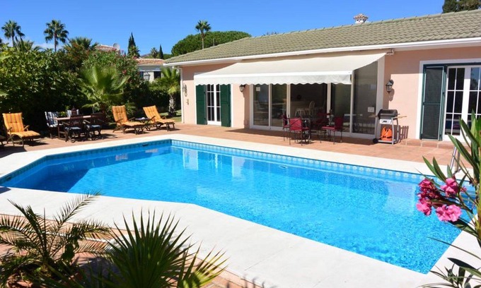 Elviria Villa | Villa con hermosas vistas al mar en una zona tranquila para 6 personas.
