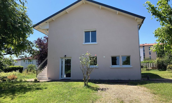 Gleize Casa | House Villefranche-sur-Saône sleeps 10 half city, half country