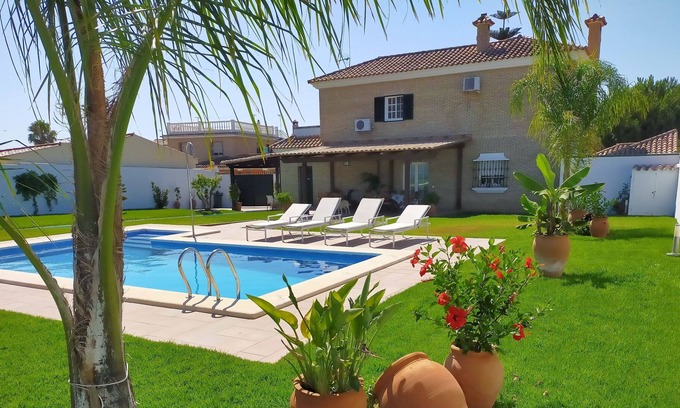 El Puerto de Santa Maria Villa | Casa con pista de tenis y piscina junto a la playa