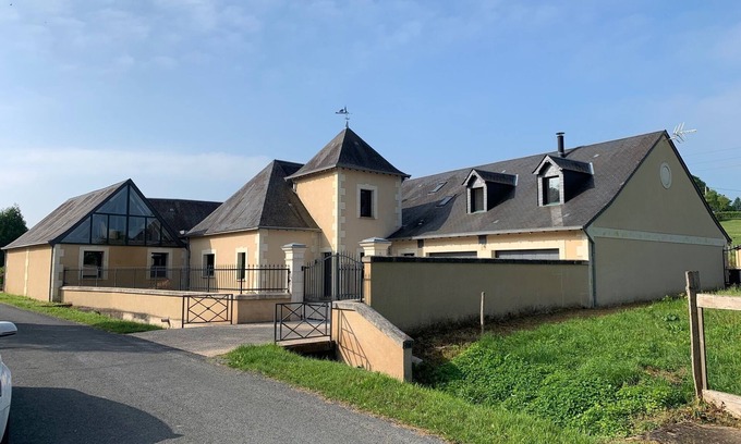 La Chartre-sur-le-Loir Casa | House with indoor swimming pool and jacuzzi