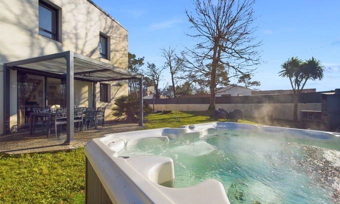 Saint-Hilaire-de-Riez Chalet De Esquí | Casa con jardín y jacuzzi para 8 personas