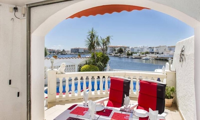 Empuriabrava Casa | Casa con 3 dormitorios y piscina vista al lago
