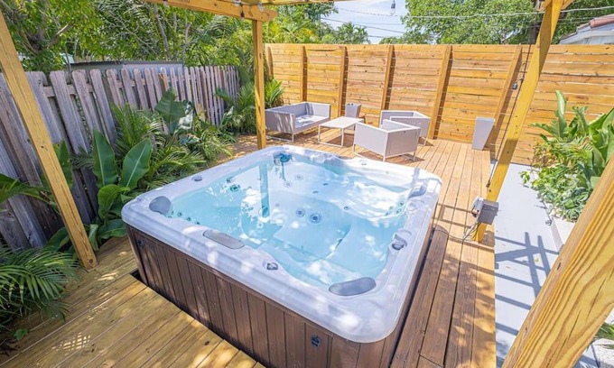 Biscayne Park Casa | HOUSE WITH A HOT TUB ! ONLY 10 MINS TO THE BEACH