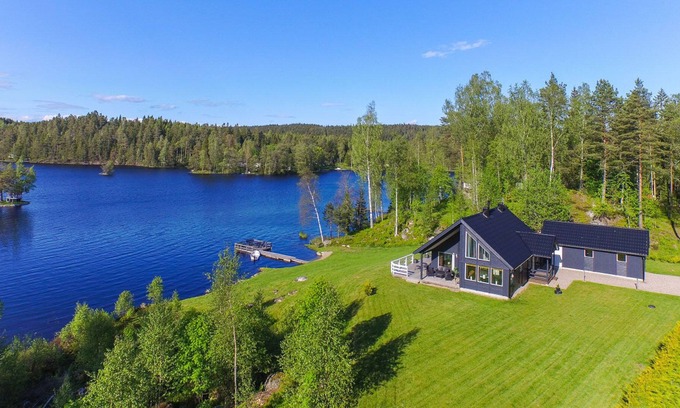 Lekhyttan Casa | Casa con un lago y muelle privado