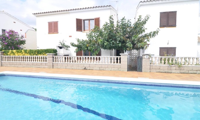 L'Escala Cabaña | CASA CON PISCINA COMUNITARIA Y TENIS A 500 METROS DE LA PLAYA