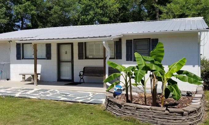 Supply Casa | House with fenced yard, pets welcome, one level, Holden Beach