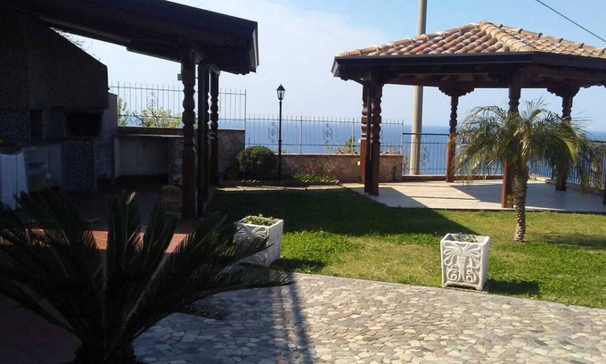 Cucco-Riviere Casa | Casa con jardín, cenador, barbacoa, horno de pizza, y una vista de Isola Cirella