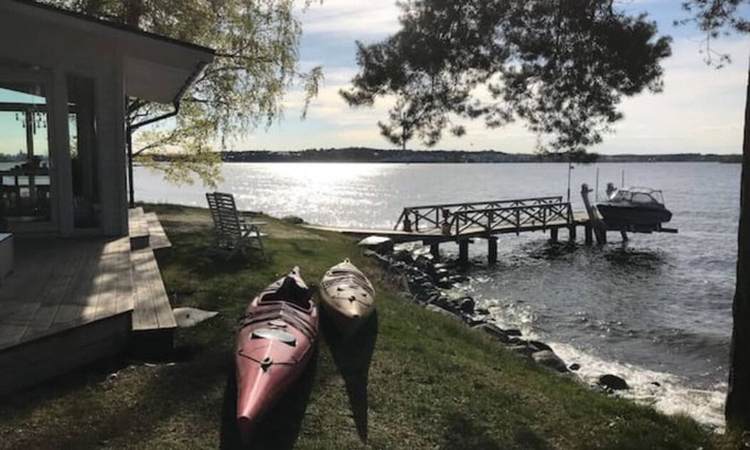 Gashaga Cabaña | House with hot tub on the beach near Stockholm