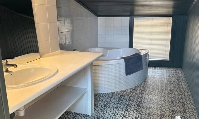 Bourgoin-Jallieu Casa | House with Jacuzzi, hypercentre, BBQ terrace and private studio