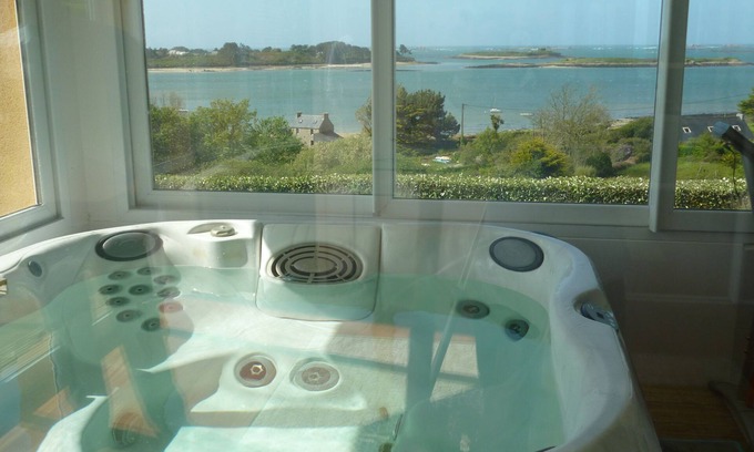 Landeda Casa | Casa con vistas panorámicas de la entrada a la Aber Wrach con jacuzzi.