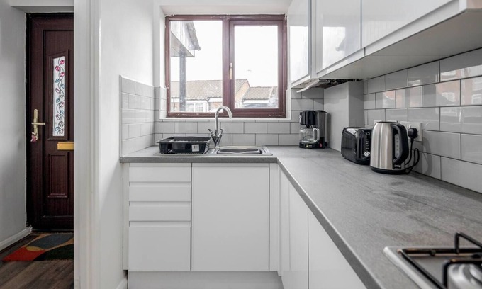 Redbridge Casa | House with parking, WiFi &Garden