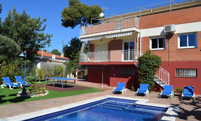 Cubelles Villa | Casa con piscina,barbacoa,jardín,wifi, aire acondicionado, a 1500 mts. de playa