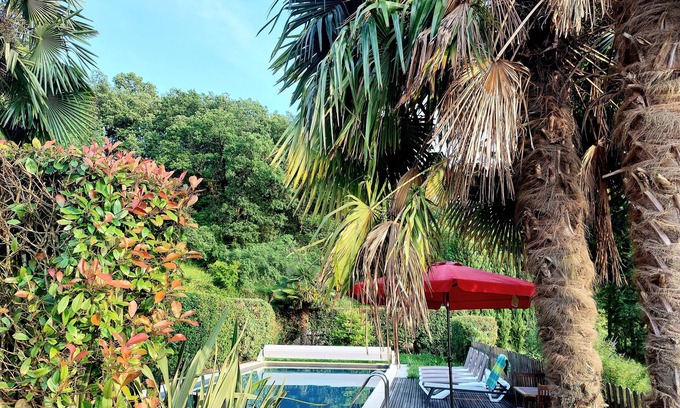 Espinas Casa | casa con piscina climatizada y trampolín