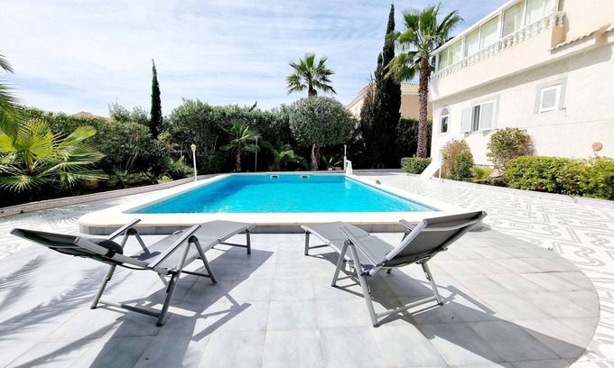 La Siesta Chalet De Esquí | Villa Independiente con piscina privada