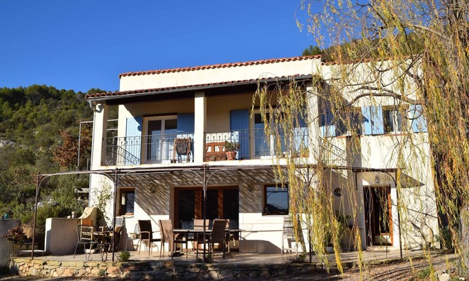 Salernes Casa | Casa con piscina en la colina